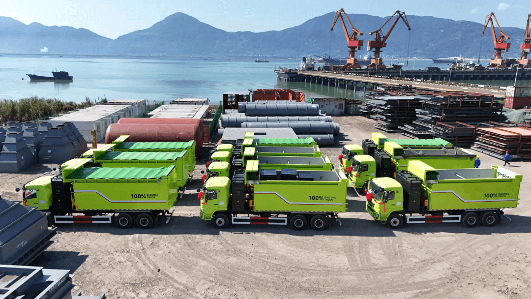 Ruipu Lanjun aide le nouveau camion minier énergétique de Qingtuo Heavy Industry à sortir de la chaîne de production, créant ainsi une situation gagnant-gagnant de réduction efficace des émissions de carbone.